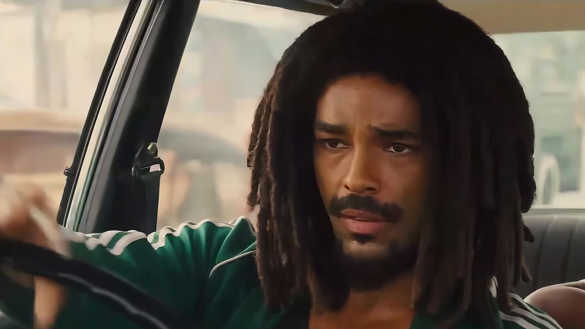 باب مارلی پشت فرمان اتومبیل در فیلم Bob Marley: One Love