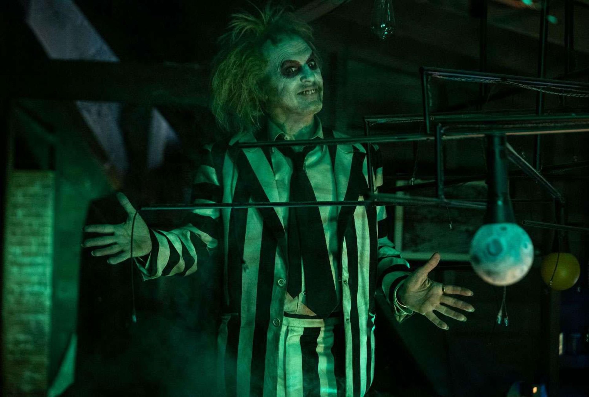 مایکل کیتون در نقش بیتل جوس در فیلم Beetlejuice Beetlejuice