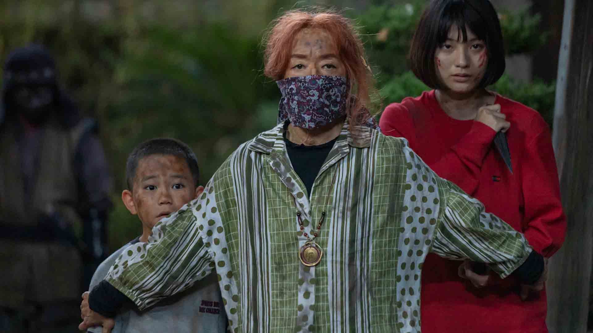 مادربزرگ، دختر خانواده و فرزند کوچک خانواده در سریال House of Ninjas