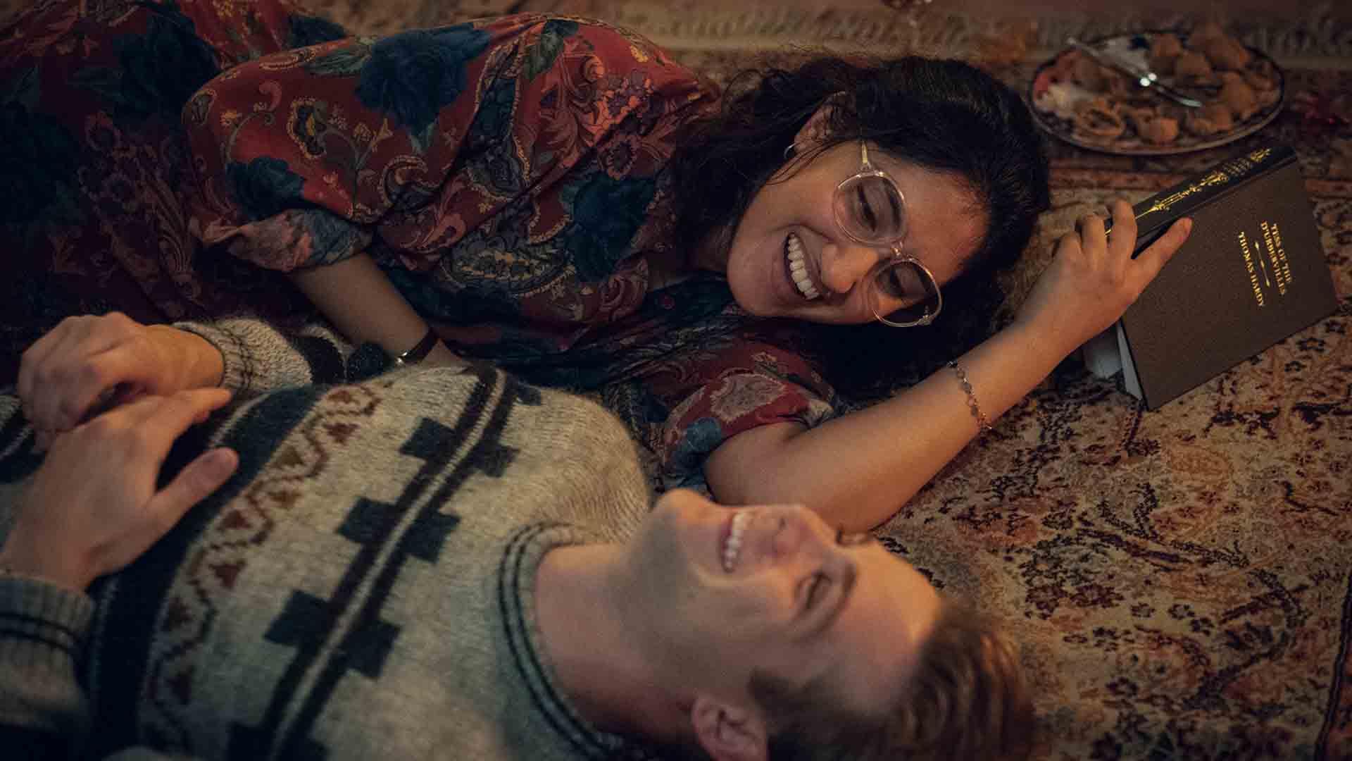 شخصیت‌های اصلی سریال One Day در حال خندیدن