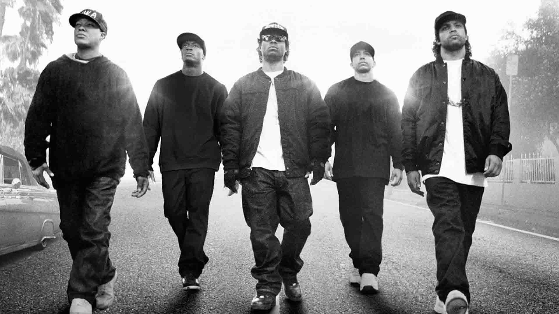 بازیگران اصلی فیلم Straight Outta Compton در حال راه رفتن