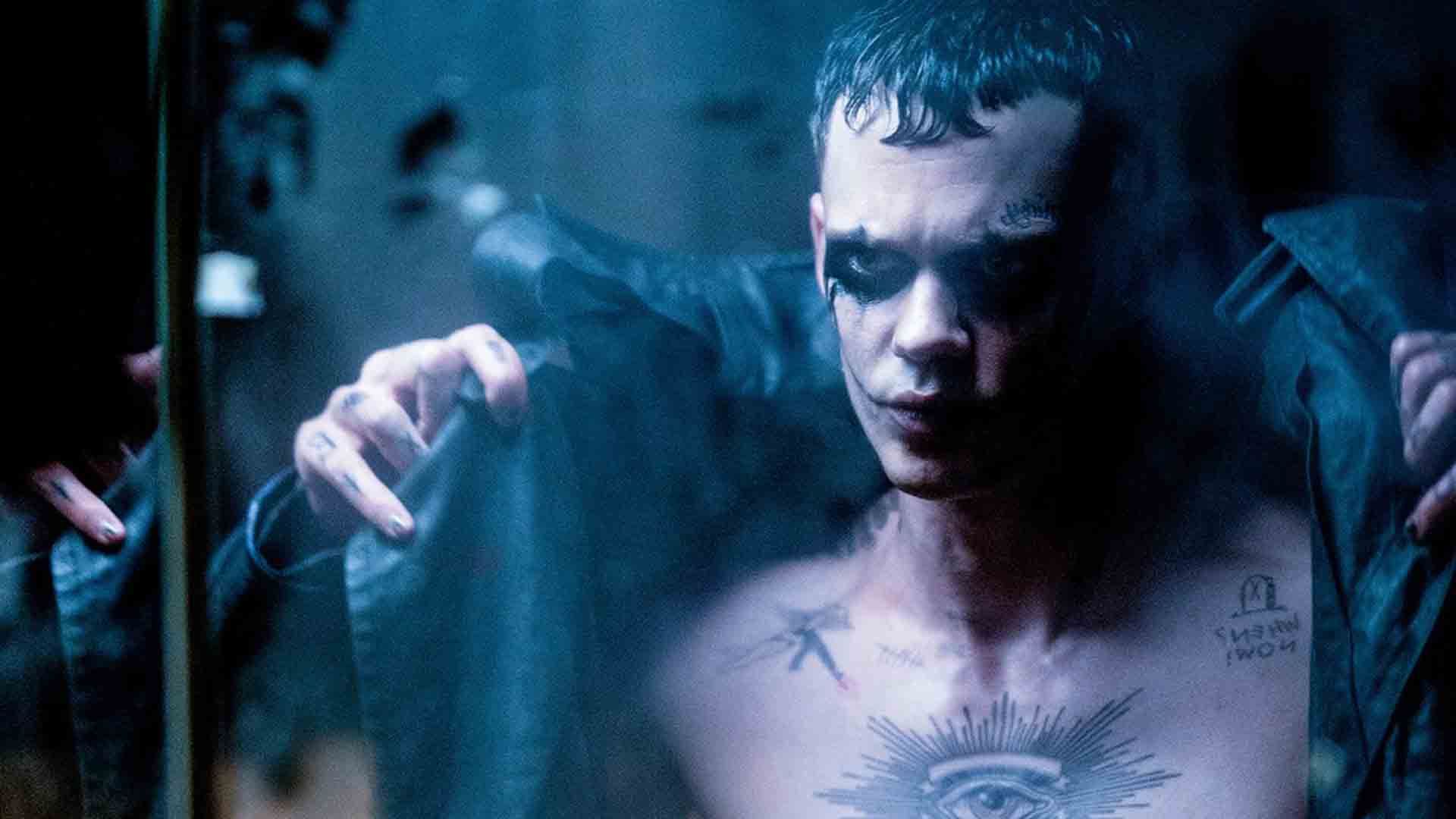 بیل اسکاشگورد با گریم کلاغ در فیلم The Crow