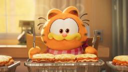 گارفیلد در حال خوردن لازانیا در انیمیشن The Garfield Movie