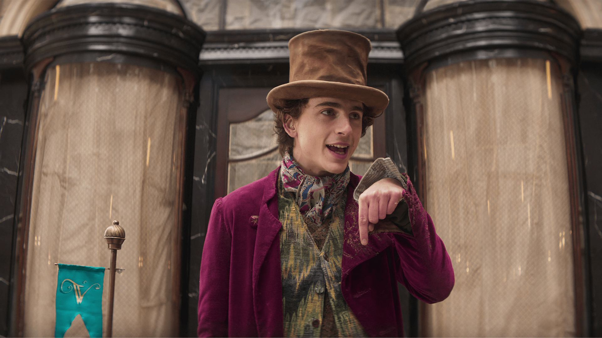 تیموتی شالامی در نقش ویلی وانکا جوان در حال تبلیغ مغازه شکلات فروشی خود در فیلم Wonka