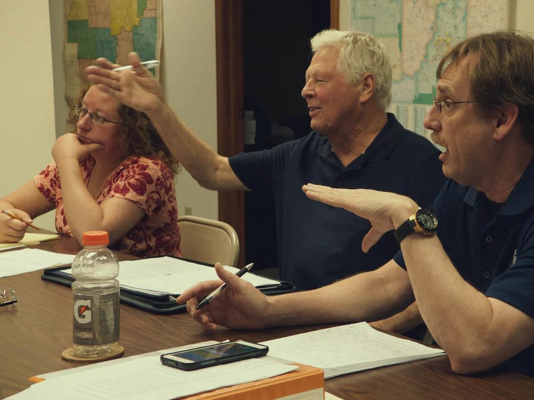 مقامات شهری مونروویا در حال گفت‌وگو در مستند Monrovia, Indiana