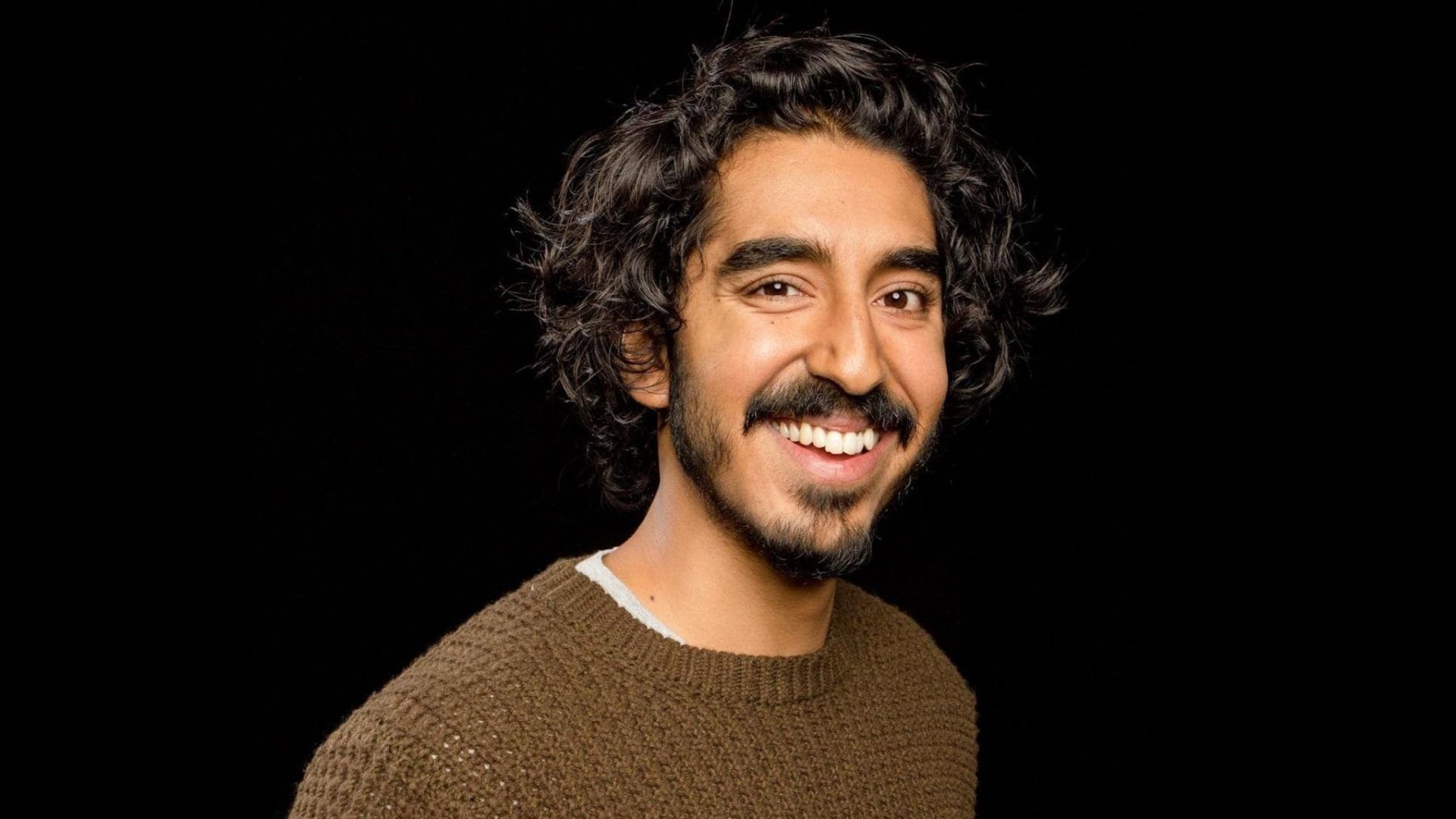 دو پتل در پس‌زمینه سیاه