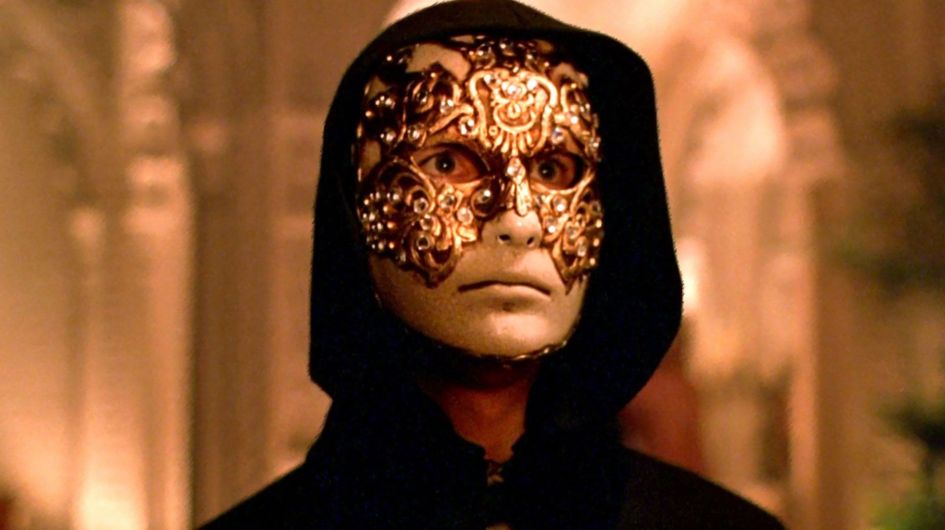 2024-4-tom-cruise-behinde-mask-eyes-wide-shut-min