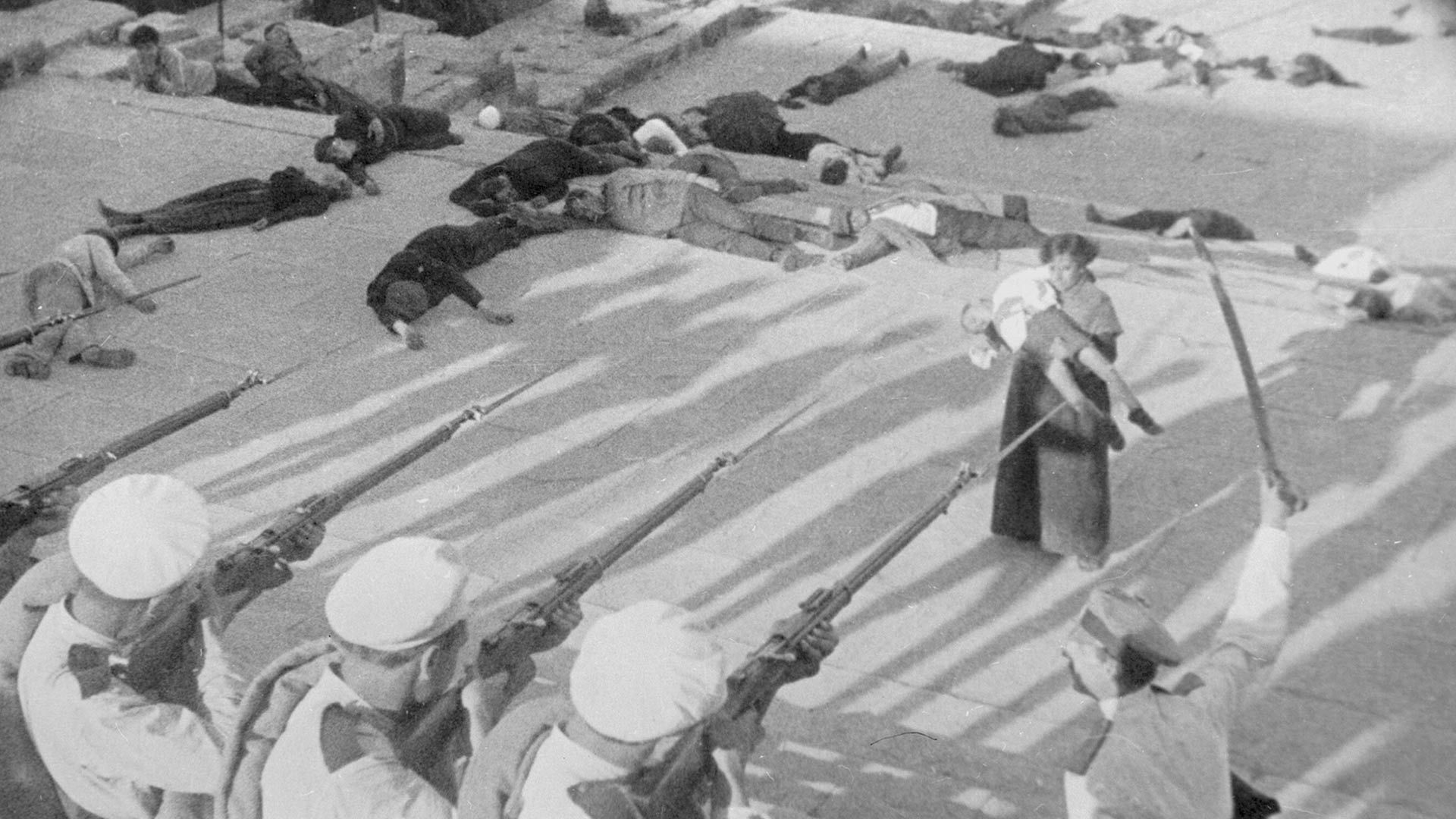 ماموران در حال تیراندازی در فیلم رزمناو پوتمکین