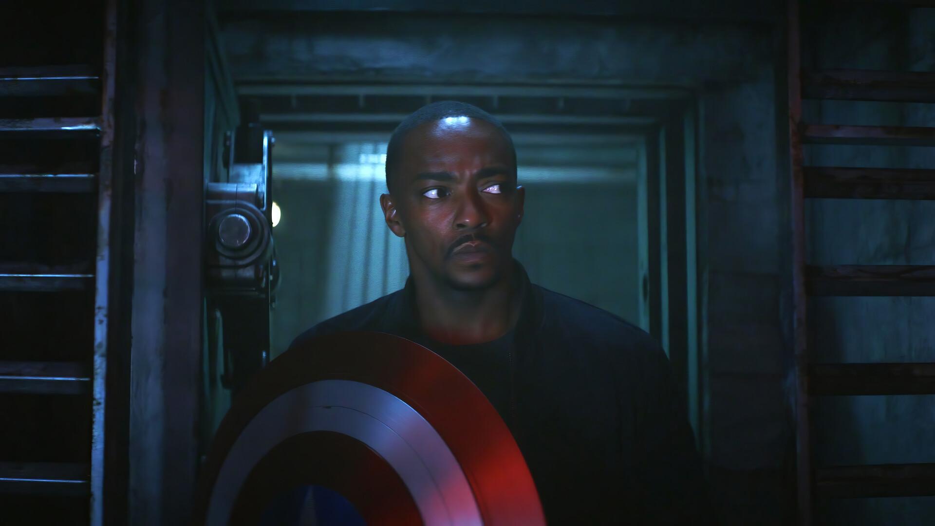 آنتونی مکی در نقش سم ویلسون با سپر کاپیتان آمریکا در فیلم Captain America: Brave New World