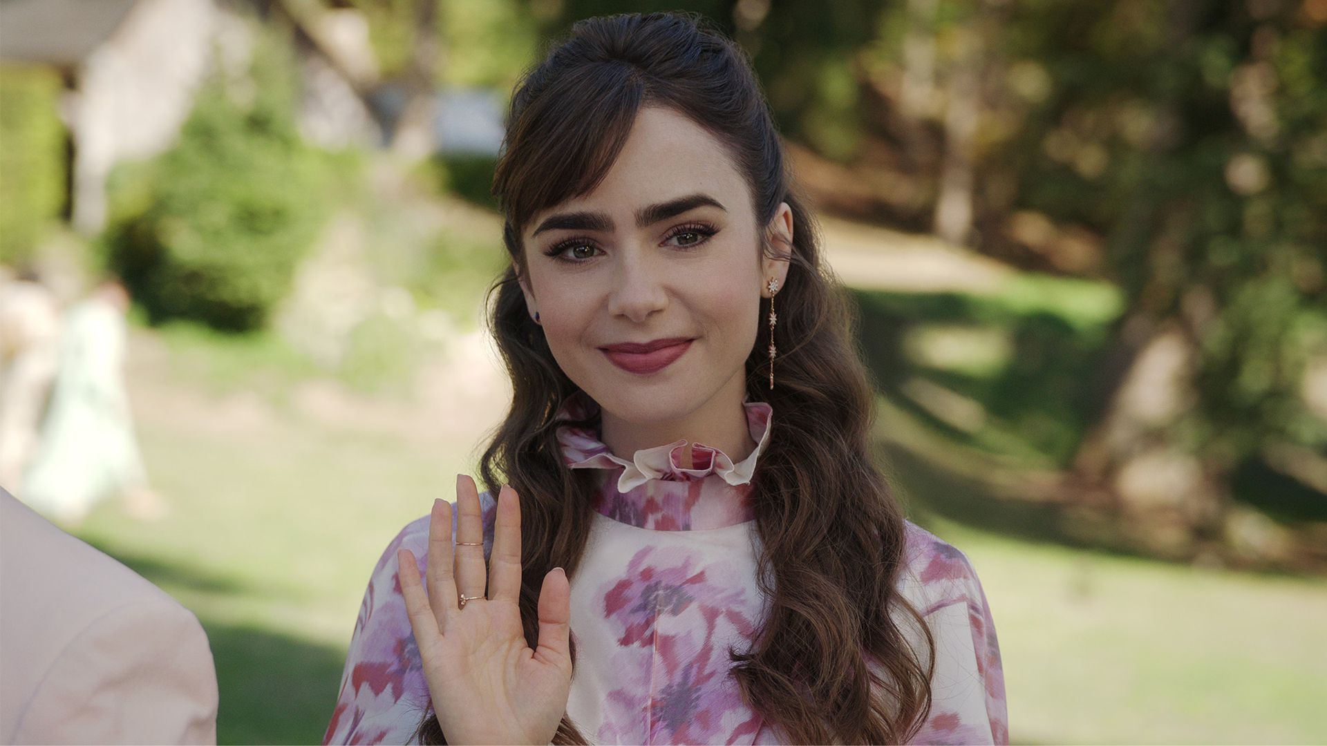 لیلی کالینز در نقش امیلی در قسمت دهم فصل سوم سریال Emily in Paris