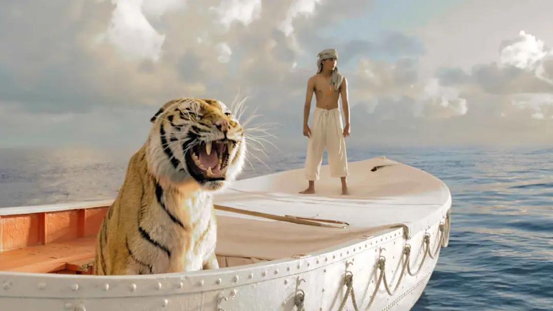 بازیگر اصلی فیلم Life of Pi به همراه یک ببر در قایق