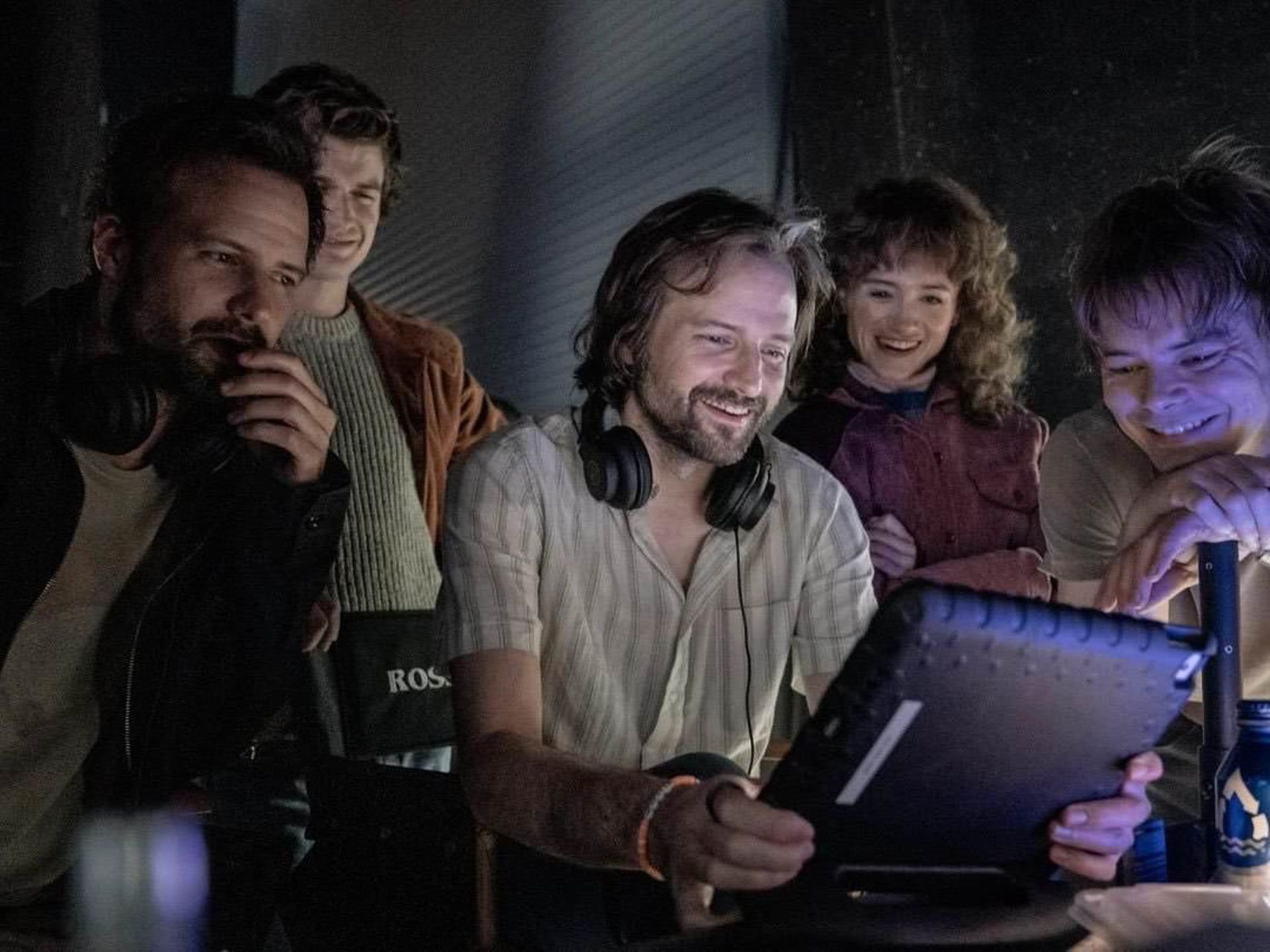 2024-5-new-stranger-things-season-5-set-image-charlie-heaton-natalia-dyer-02