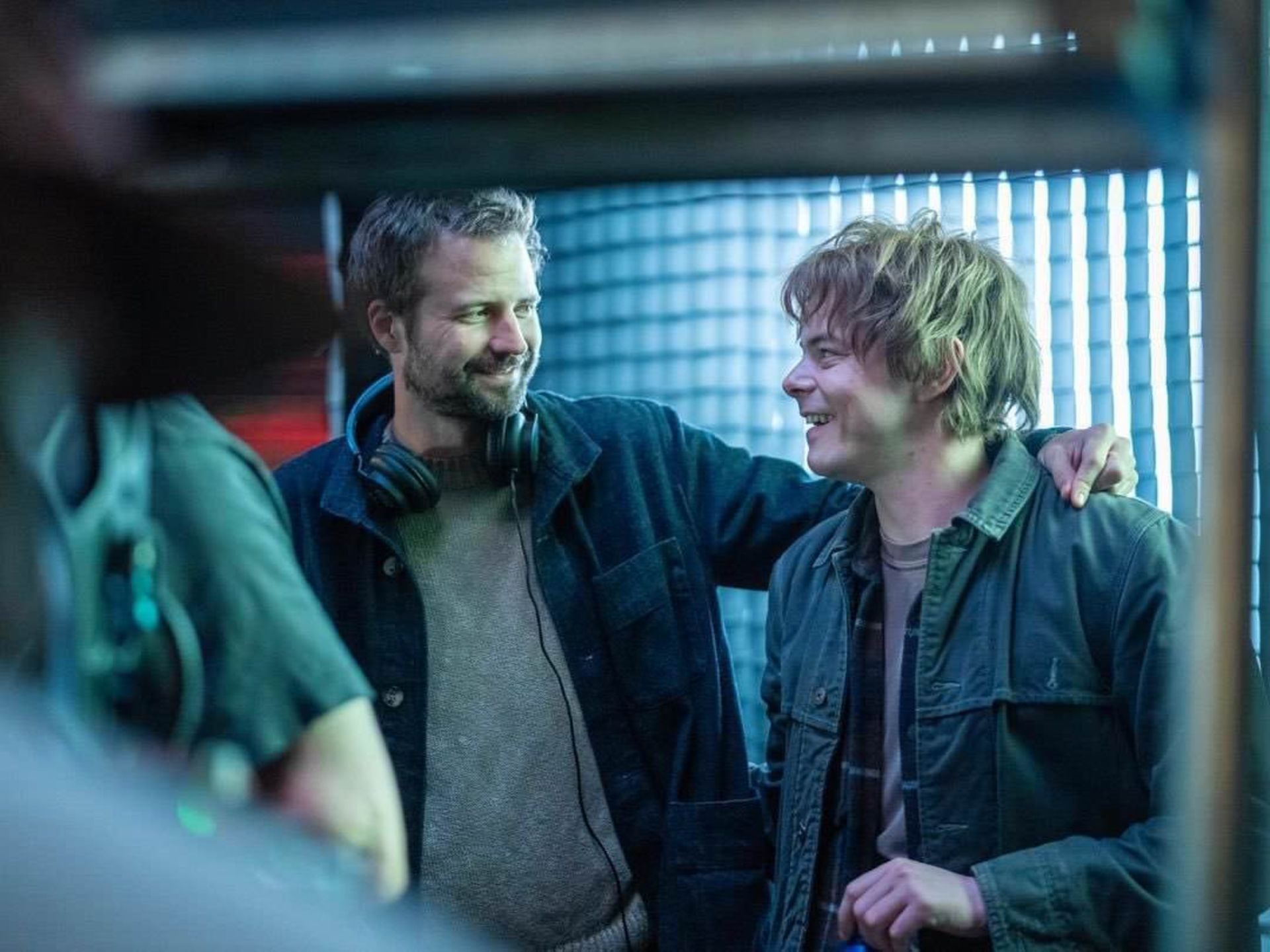 2024-5-new-stranger-things-season-5-set-image-charlie-heaton-natalia-dyer-03