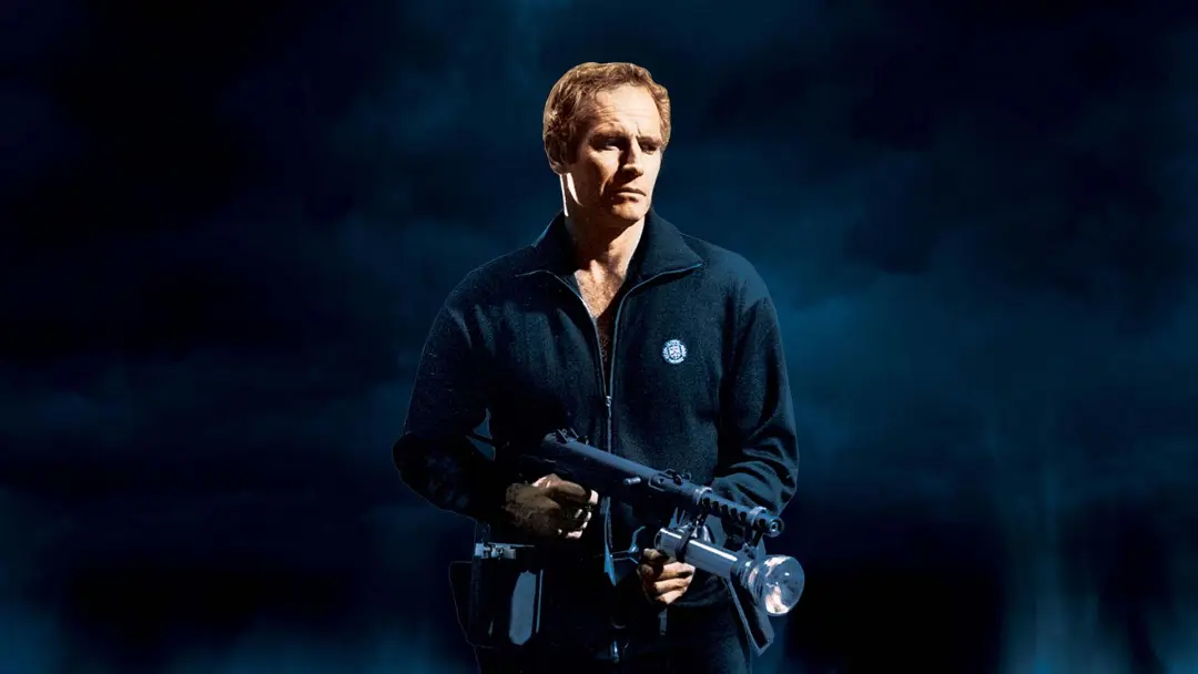 بازیگر اصلی فیلم The Omega Man به همراه یک اسلحه خاص