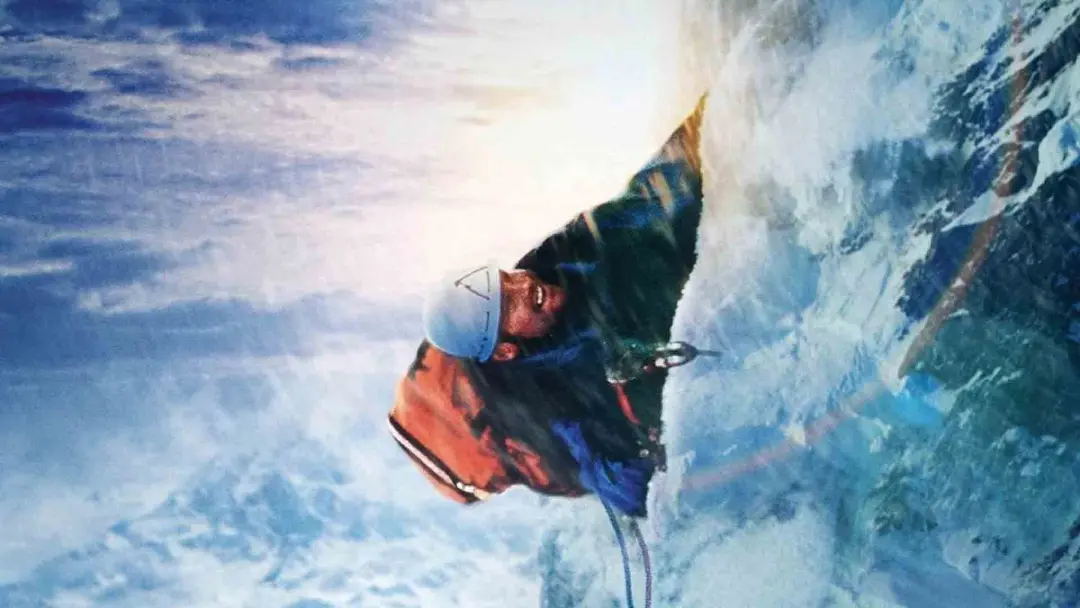 کوهنوردی در حال بالا رفتن از کوه یخی در فیلم Touching The Void