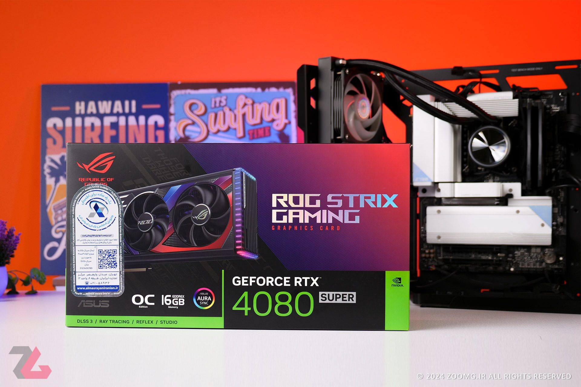 جعبه ASUS ROG Strix RTX 4080 Super در کنار سیستم اسمبل‌شده