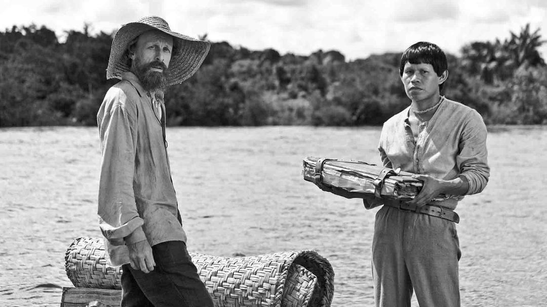 یک مرد آمریکایی و یک مرد بومی آمازون در فیلم Embrace of the Serpent