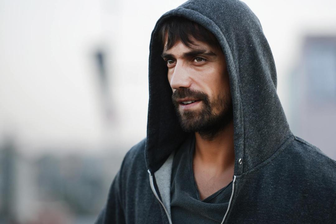 ابراهیم چلیکول در لباس هودی برای فیلم فقط تو در نقش یک بوکسور