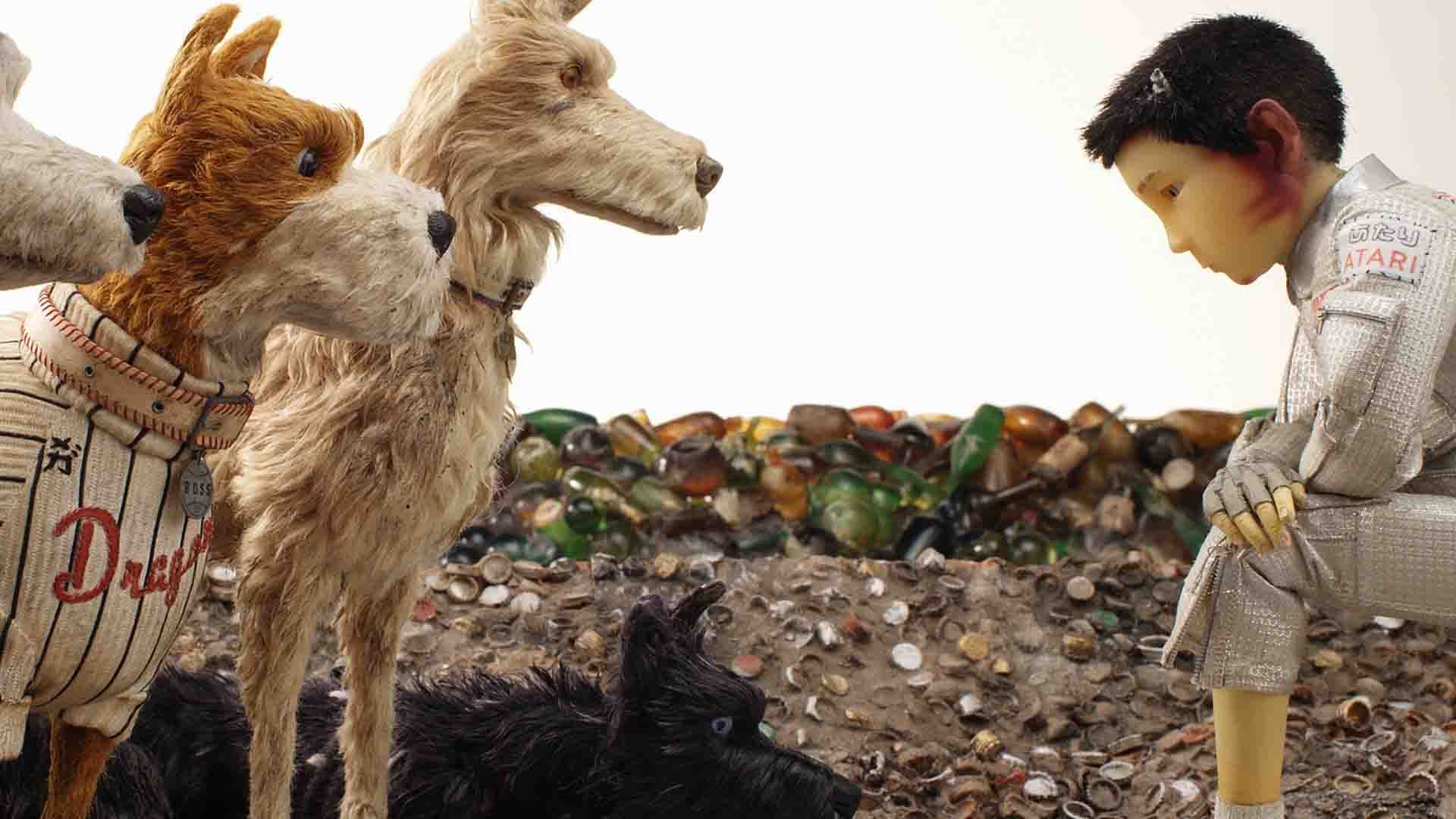 شخصیت آتاری در انیمیشن Isle of Dogs جلوی سگ‌ها زانو زده است