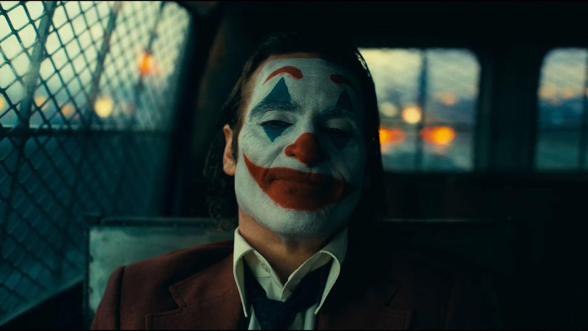 واکین فینیکس در نقش جوکر در ماشین پلیس در فیلم Joker: Folie à Deux