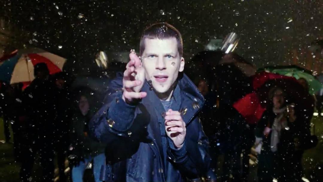 جسی آیزنبرگ در حال کنترل باران در فیلم Now You See Me 2