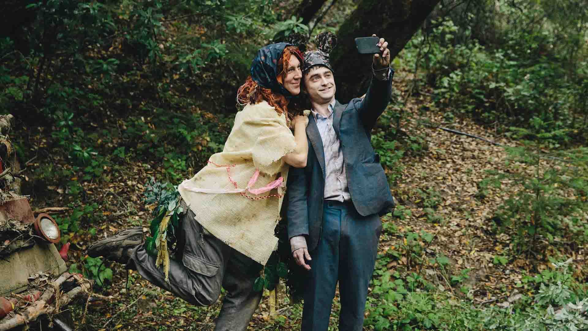 پل دانو و دنیل ردکلیف در حال عکس انداختن در فیلم Swiss Army Man