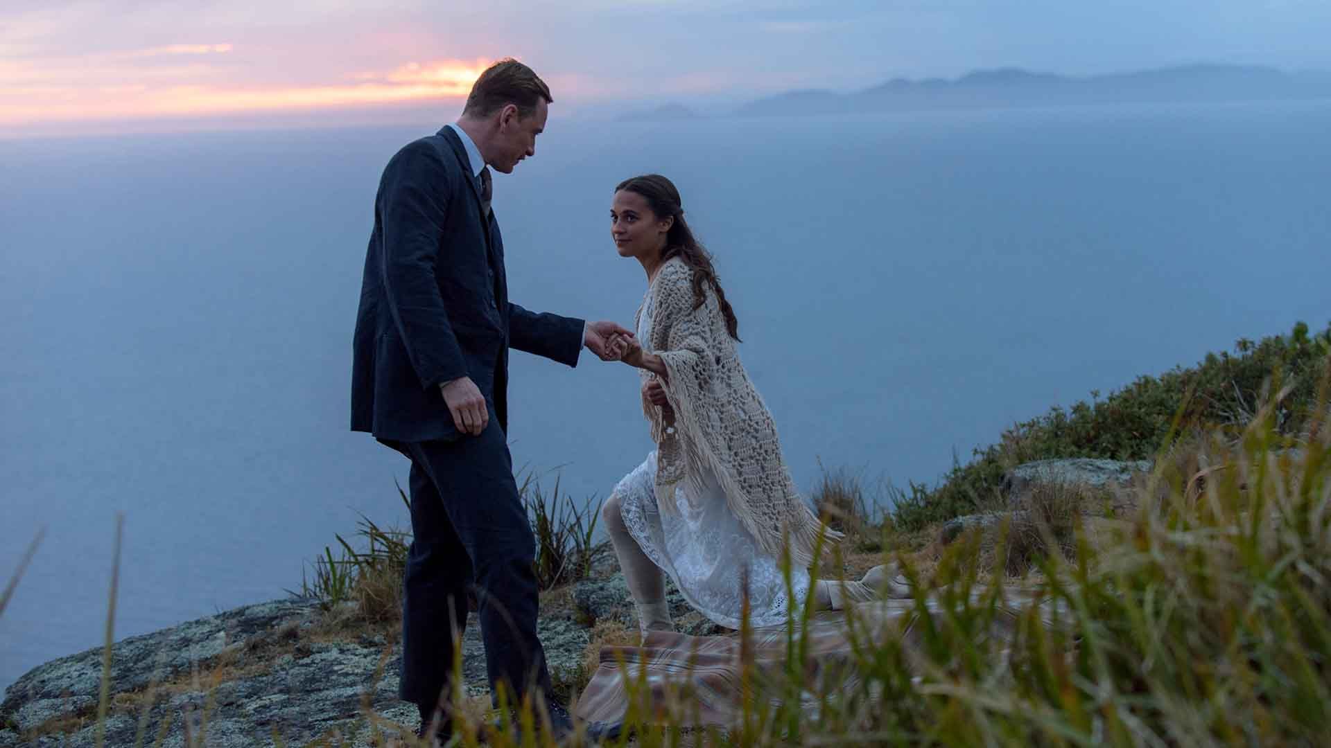 مایکل فاسبندر و آلیسیا ویکاندر در فیلم The Light Between Oceans