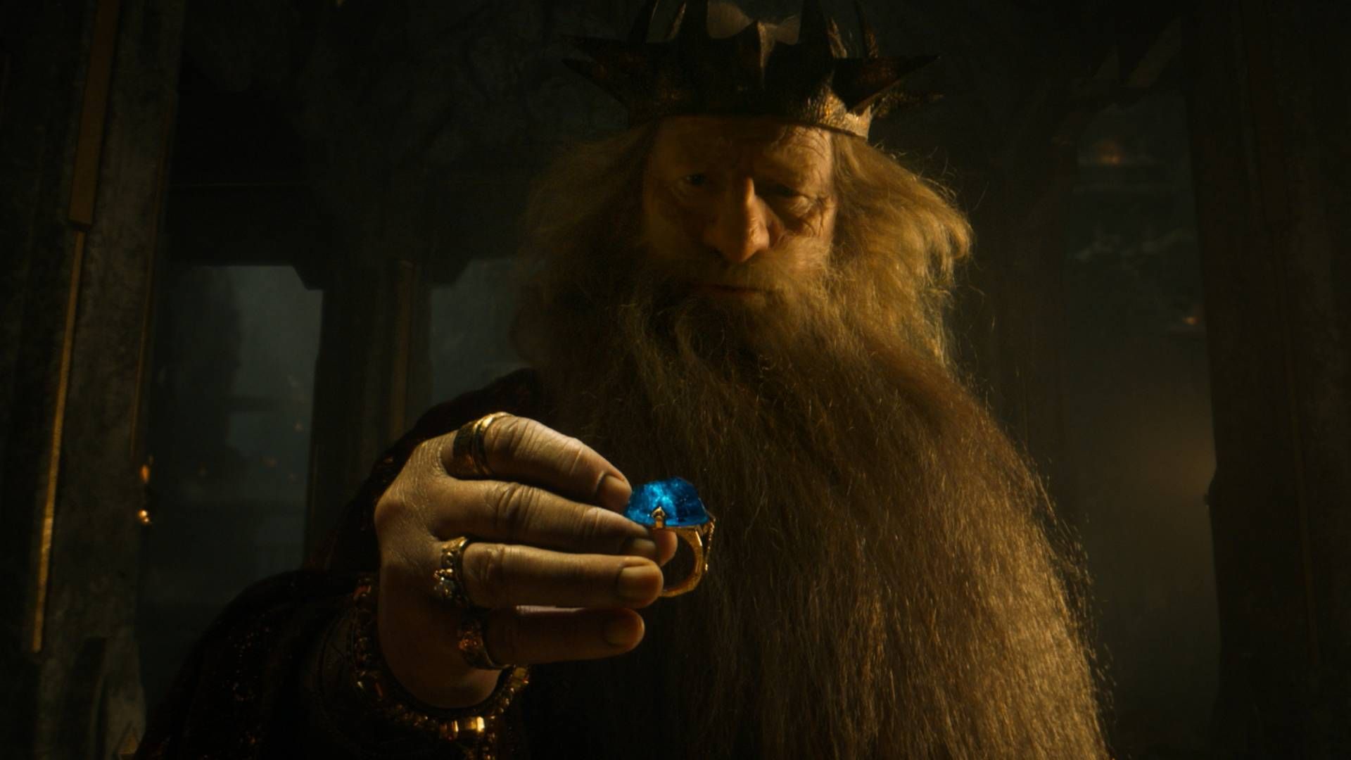 حلقه قدرت در دست پادشاه دورف در فصل دوم سریال The Lord of the Rings: The Rings of Power