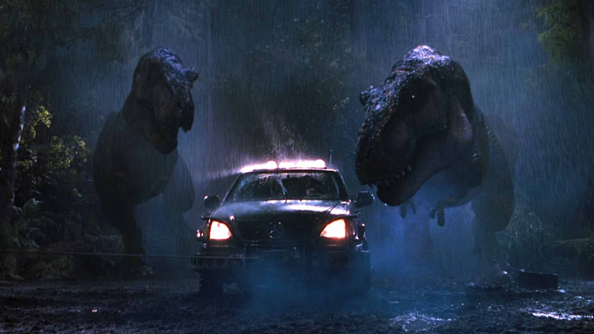 دو دایناسور در حال دنبال کردن یک ماشین در فیلم The Lost World: Jurassic Park