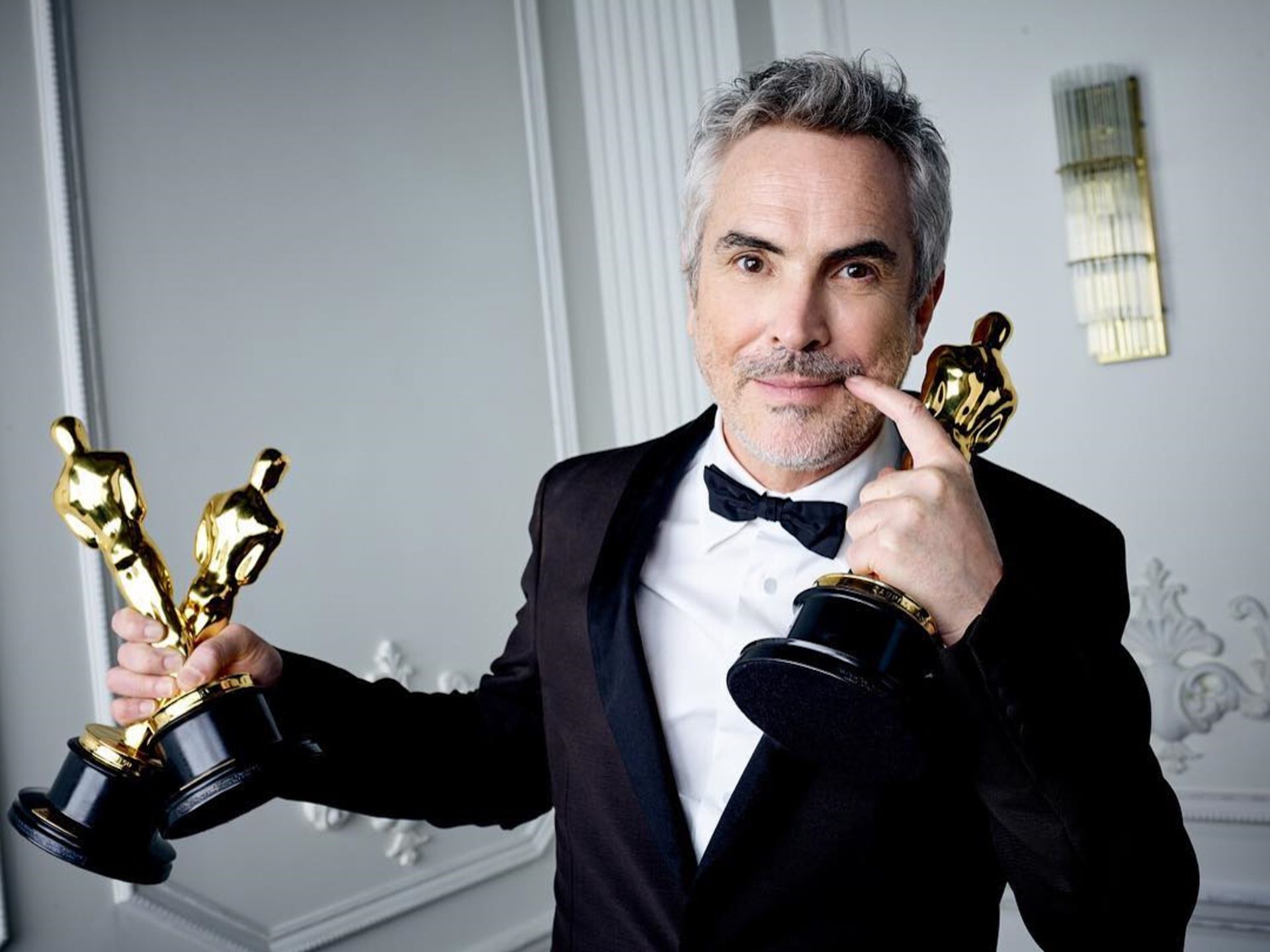 آلفونسو کوارون (Alfonso Cuarón) با سه جایزه اسکار در دستانش