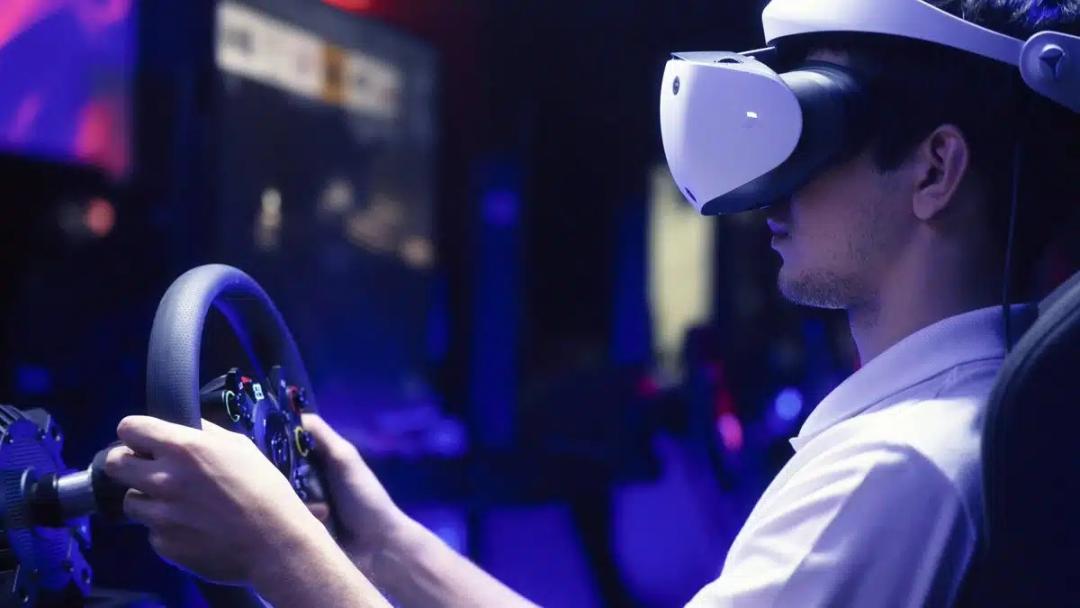 کاربری درحال استفاده از PS VR2