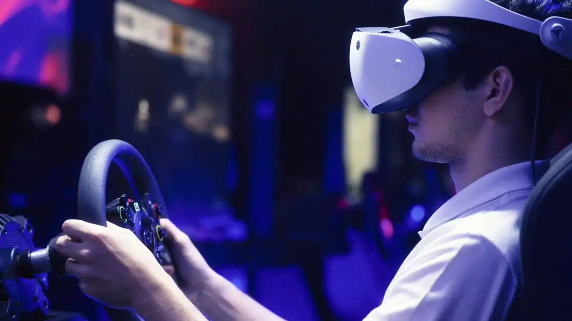 کاربری درحال استفاده از PS VR2