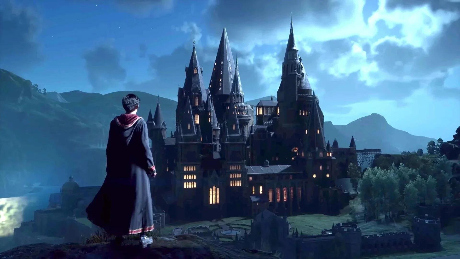 پسر جادوگر در مقابل چشم‌انداز قلعه هاگوارتز در بازی Hogwarts Legacy