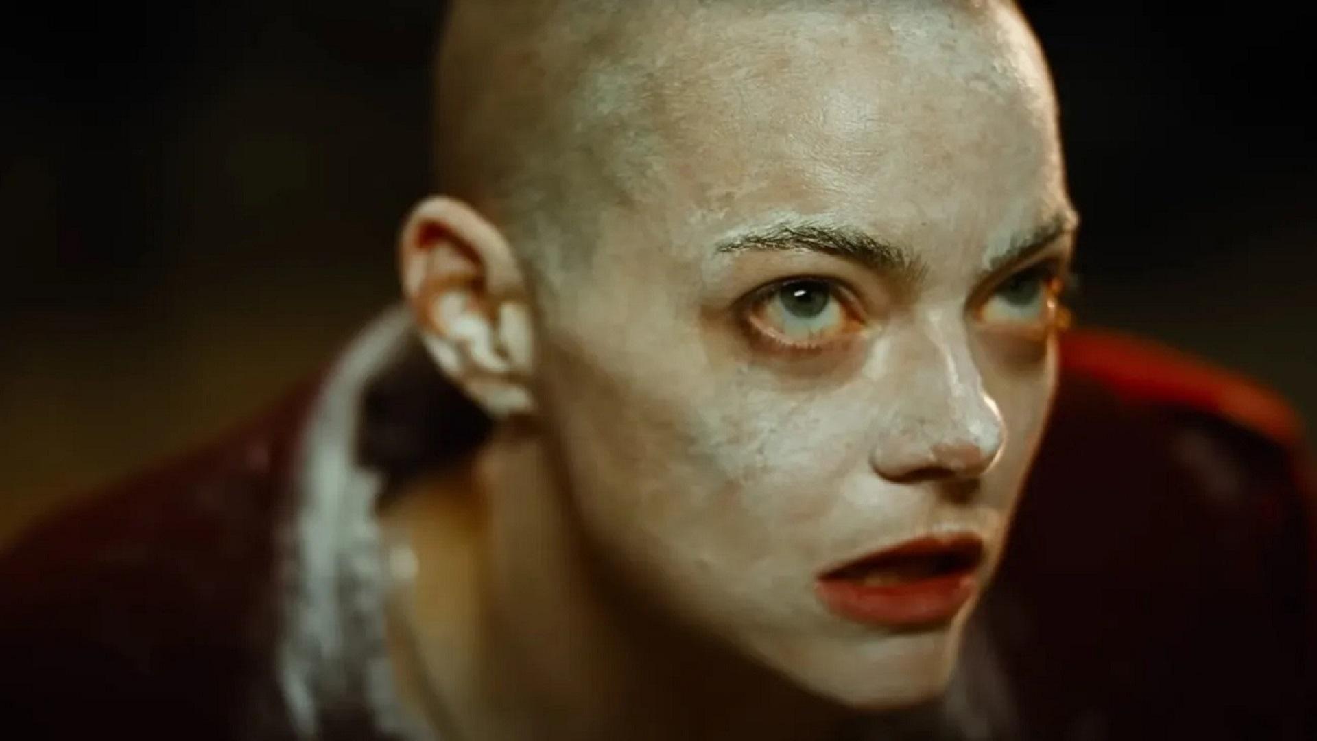 اما استون در حال نگاه کردن در فیلم bugonia