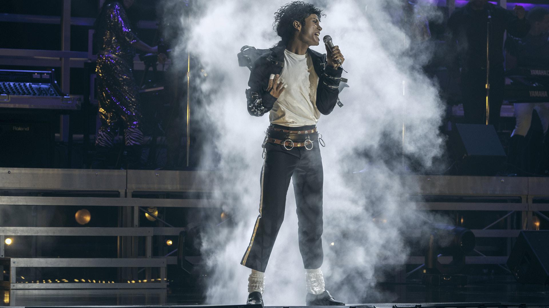 جفر جکسون در حال خواندن در فیلم Michael