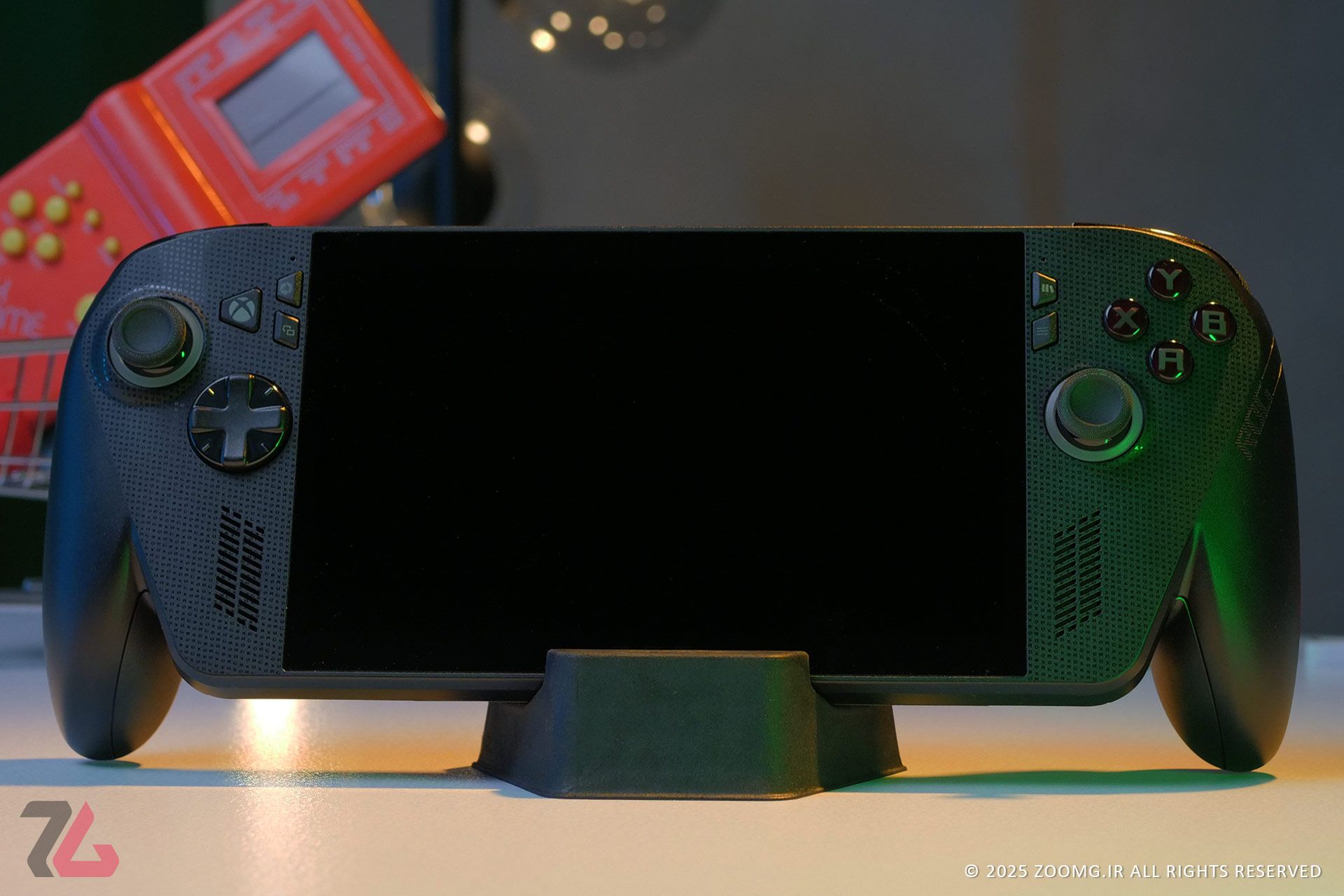 نمایش کیفیت روشنایی و زاویه دید پنل IPS دستگاه ROG Xbox Ally X