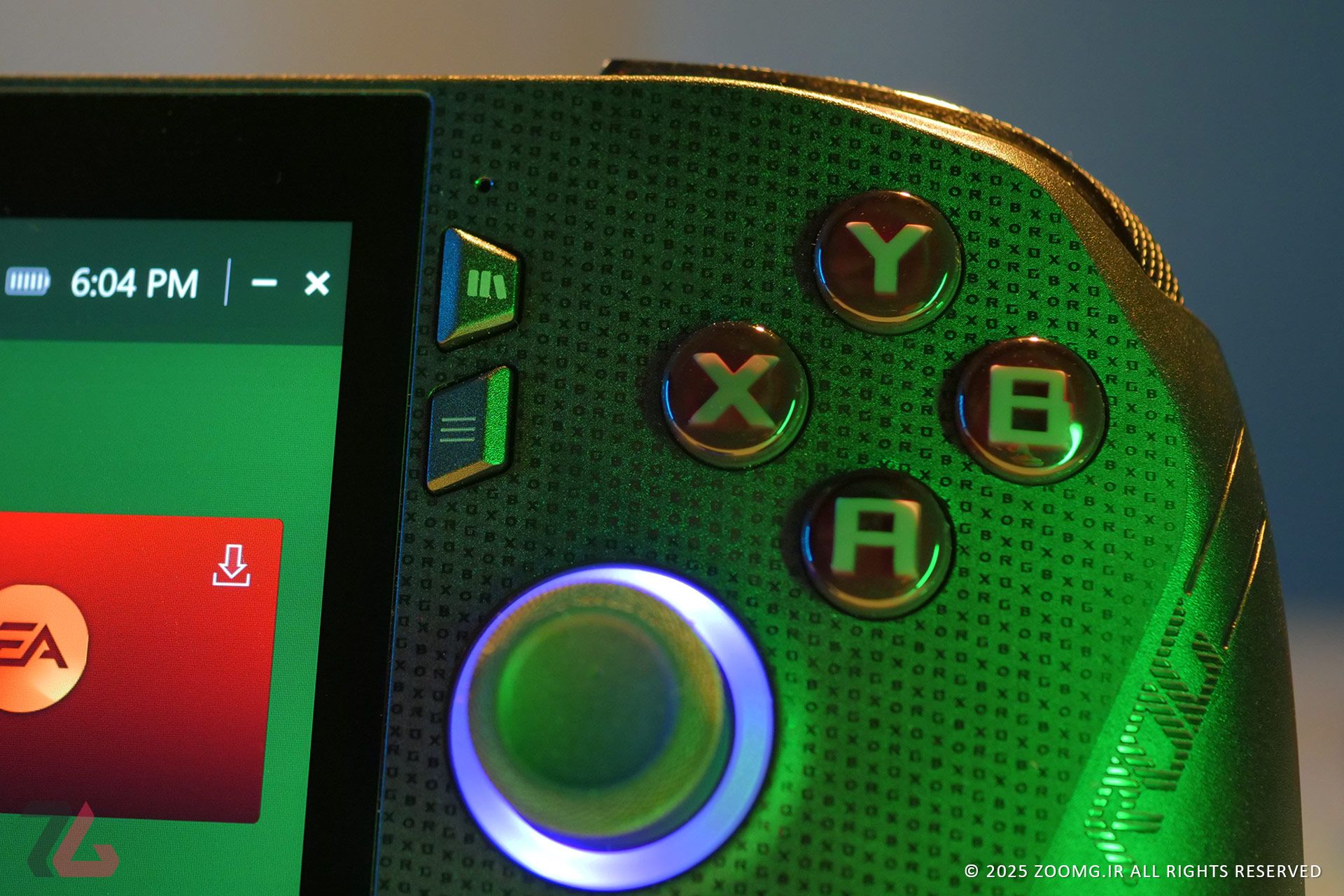 نمای زاویه‌ای و جانبی ROG Xbox Ally X روی میز