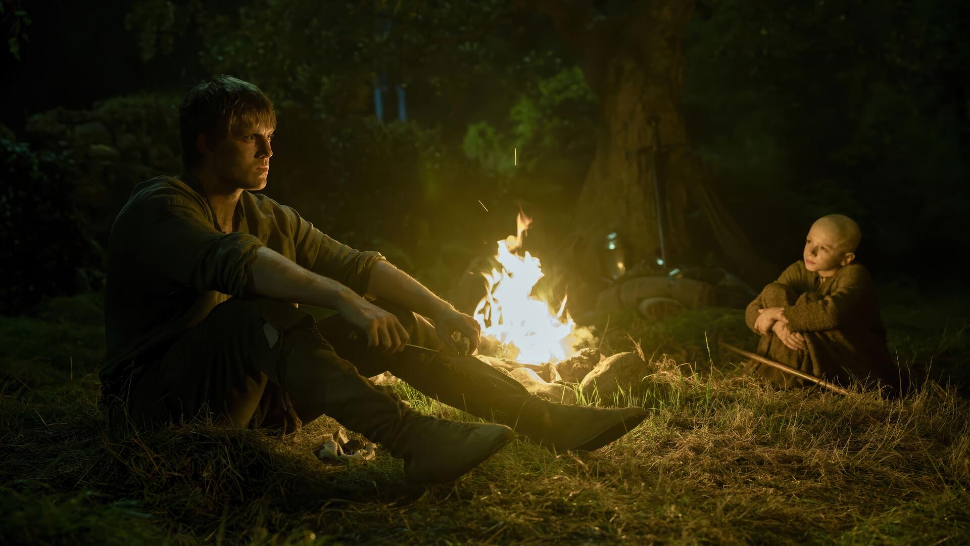 دانک و اگ کنار آتش در فصل اول سریال A Knight of the Seven Kingdoms