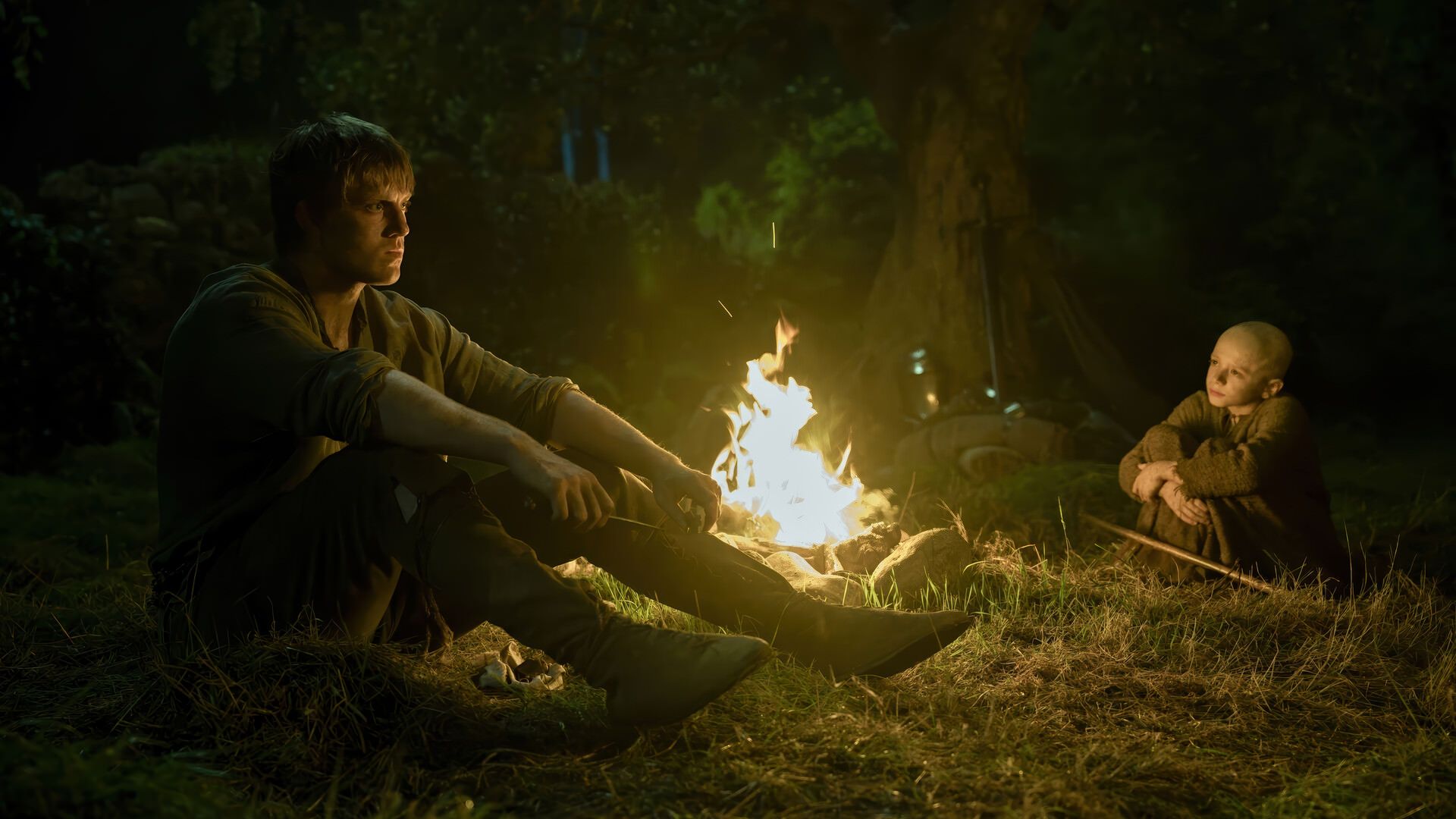 دانک و اگ کنار آتش در فصل اول سریال A Knight of the Seven Kingdoms