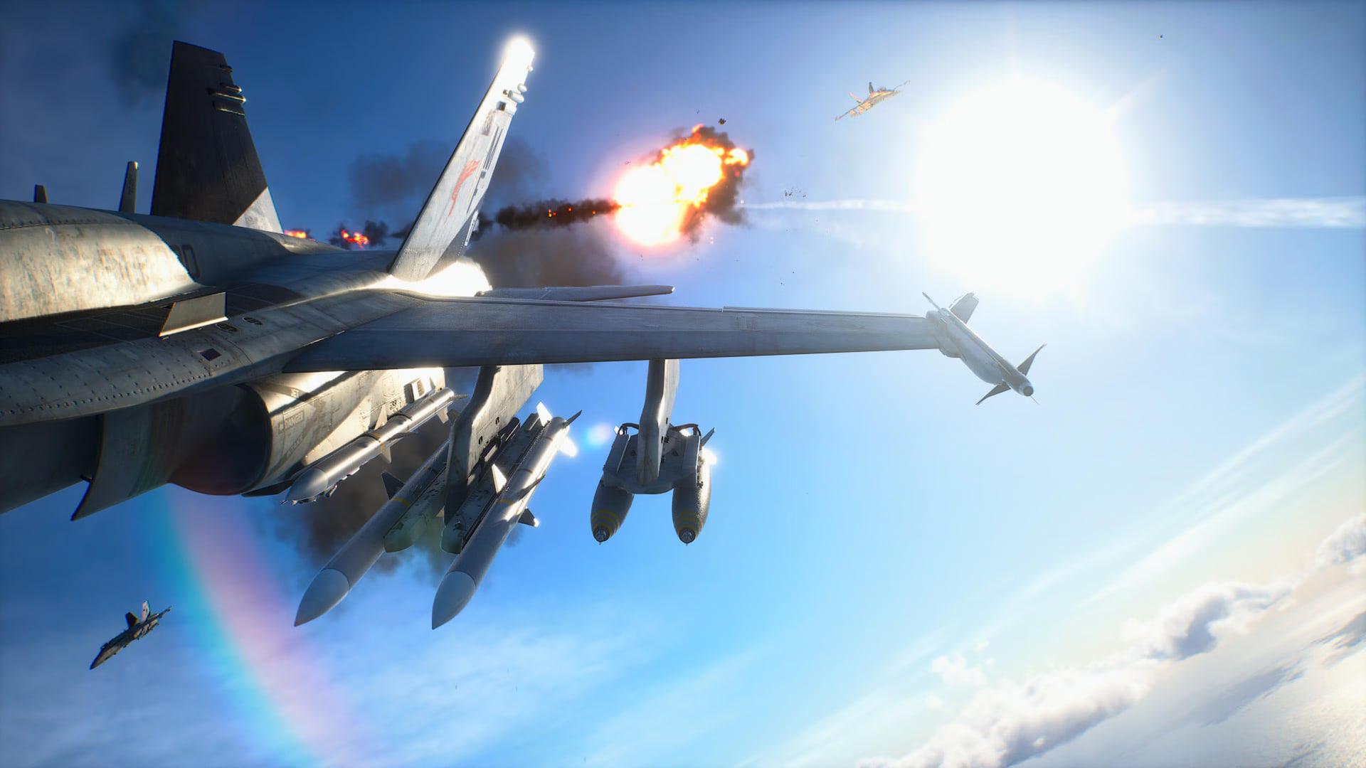 جنگنده در حال پرواز در بازی Ace Combat 8 در میان انفجارها و آسمان آبی