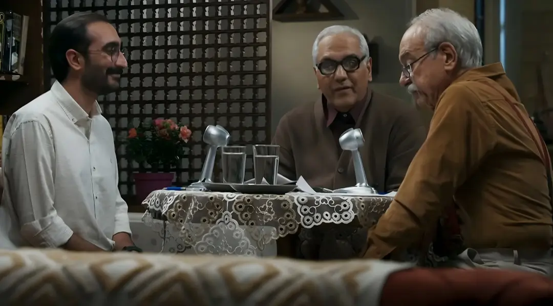 سه بازیگر مرد در حال گفت‌و‌گو در صحنه سریال مرد سه هزار چهره