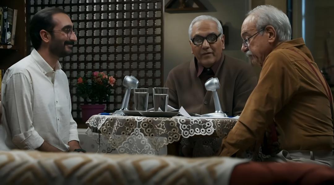 سه بازیگر مرد در حال گفت‌و‌گو در صحنه سریال مرد سه هزار چهره