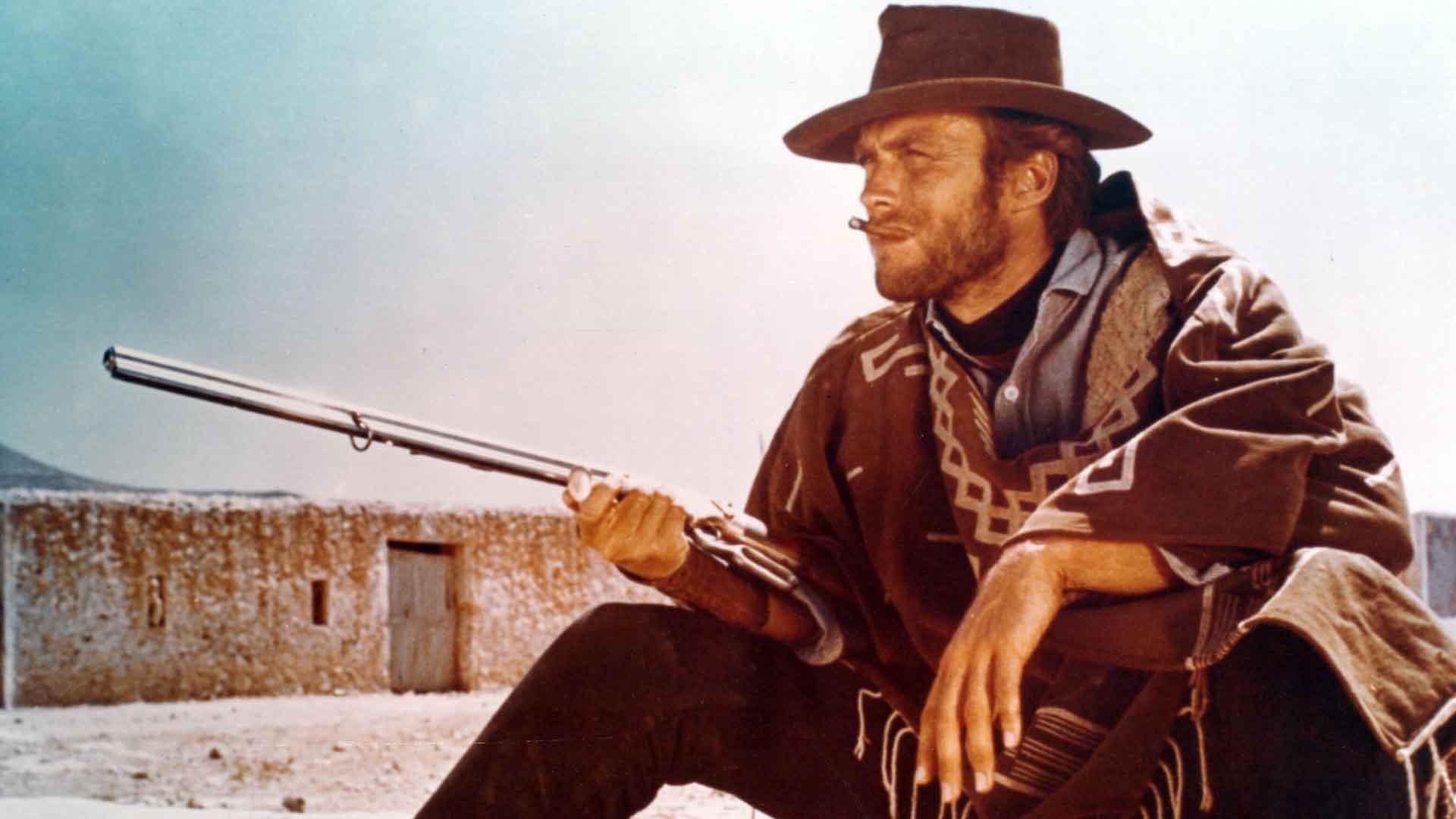 کلینت ایستوود با اسلحه و سیگار در فیلم A Fistful of Dollars