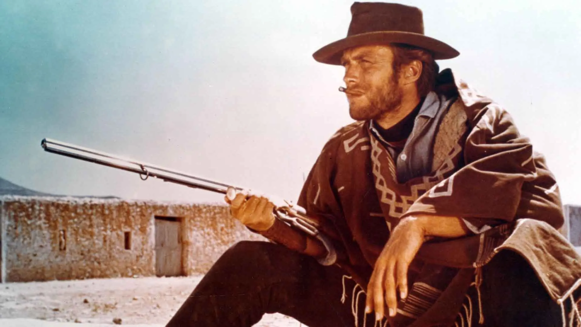 کلینت ایستوود با اسلحه و سیگار در فیلم A Fistful of Dollars