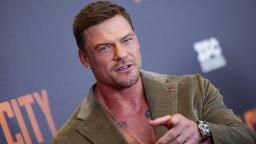 آلن ریچسون (Alan Ritchson) بازیگر سریال ریچر در یک مراسم رسمی