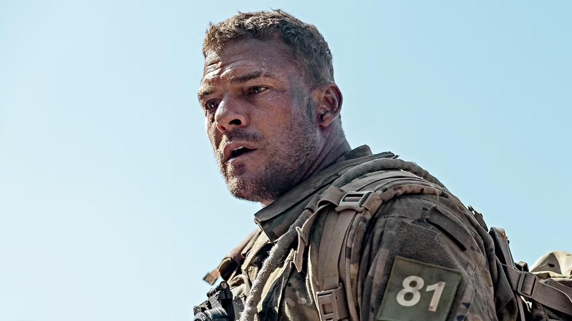 آلن ریچسون (Alan Ritchson) با لباس نظامی در صحنه فیلم‌برداری
