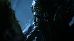 زنومورف در حال شکار آدم در سریال Alien: Earth