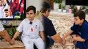 علیرضا باباجانی (Alireza Babajani) و پدرش اردشیر باباجانی (Ardashir Babajani) در حال بازی با تخته فوتبال