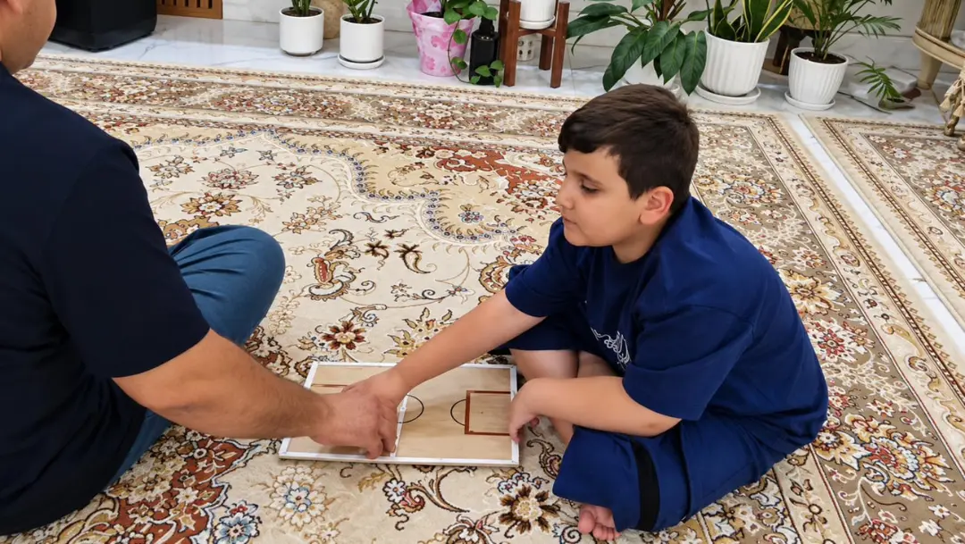 علیرضا باباجانی (Alireza Babajani) در حال بازی با یک صفحه بازی تخته‌ای روی فرش