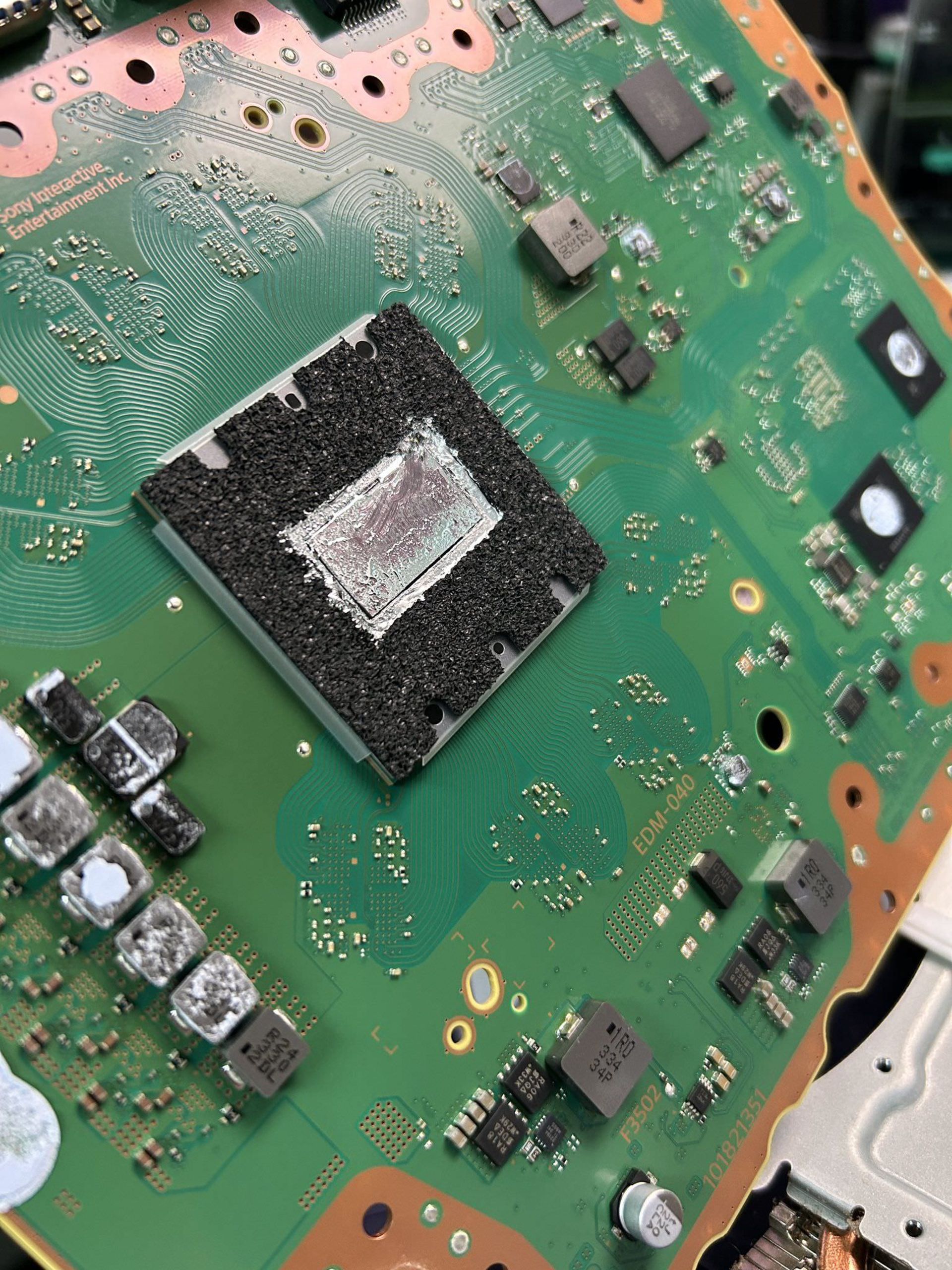 افت کارایی مایع فلزی در پلی استیشن 5 اسلیم